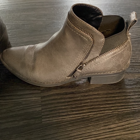 Guess Booties size 6M🍍H-2 - Picture 2 of 3